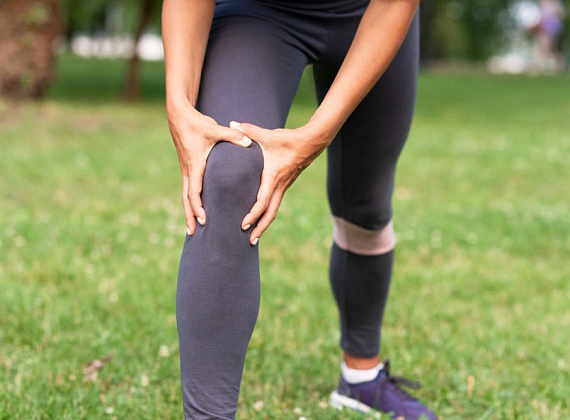 Karyawan kantoran mengalami nyeri punggung saat bekerja